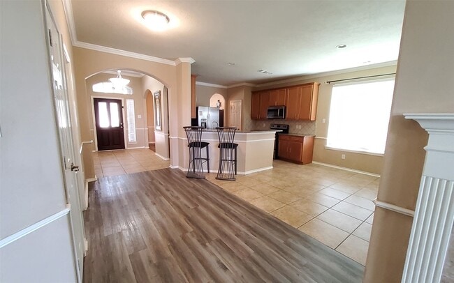 Building Photo - 25047 Lenora Dr