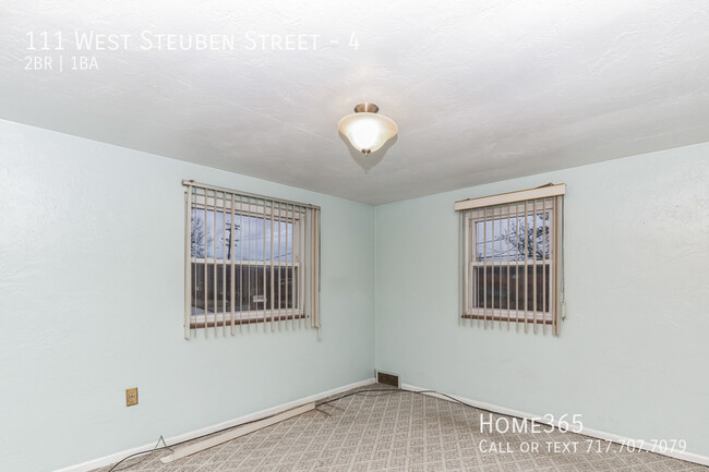 Building Photo - Cozy Urban Living: Charming 2 Bedroom Unit...