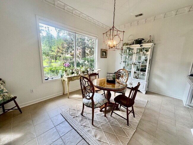 Building Photo - Spacious Beautifully Appointed Two Bedroom...
