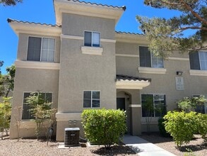 Building Photo - First Floor Condo Unit in Gated Community!