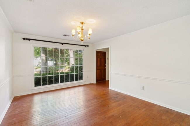 Building Photo - 3BR/2BA Home with Fireplace and Fenced Yar...