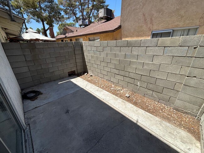 Building Photo - 2744 Karen Ave