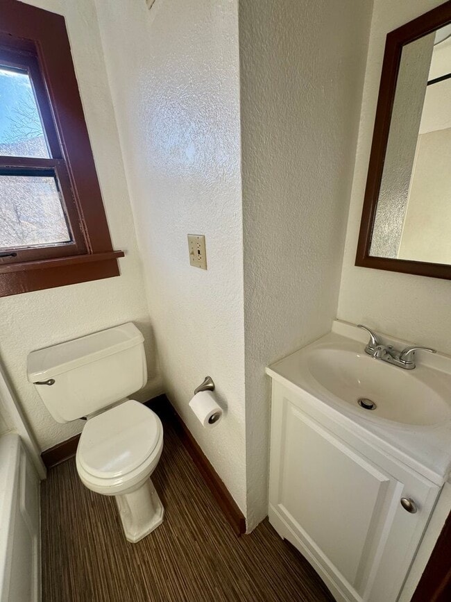 Building Photo - Cave Ave