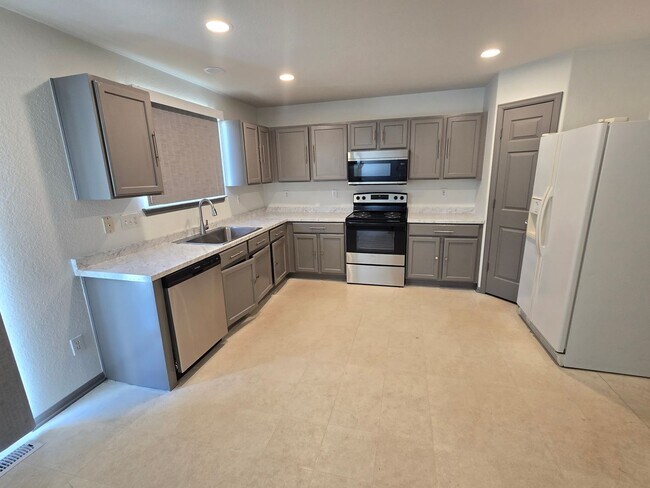 Building Photo - Spacious and Bright 4 Bedroom Home with Garage and Basement Now Available!