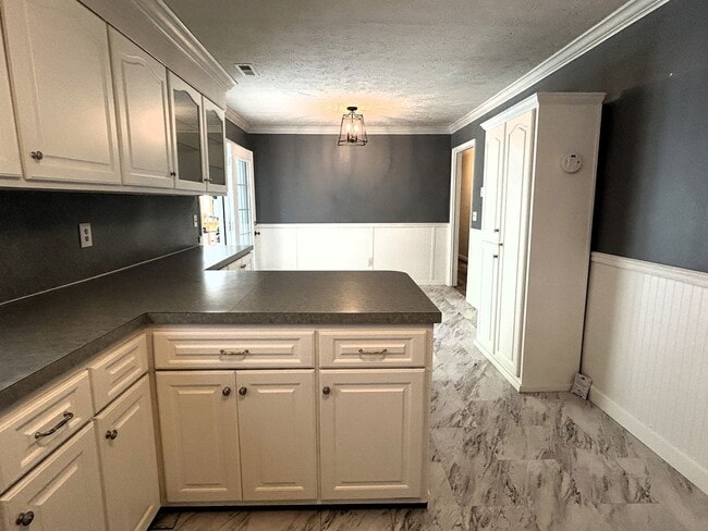 Building Photo - Charming Split-Level Home with Spacious Yard & Modern Updates – Ideal Location!