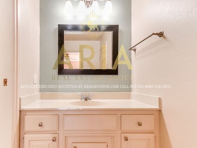 Building Photo - STUNNING 3 BED/2.5 BATH BROOKHAVEN DUPLEX!...
