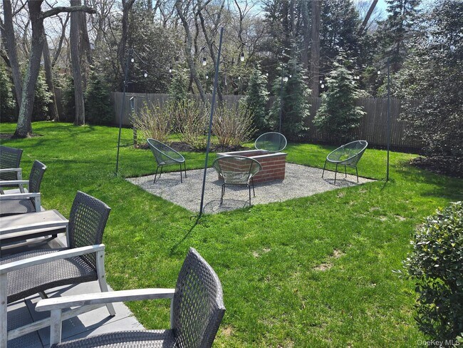 Building Photo - 870 Noyack Rd