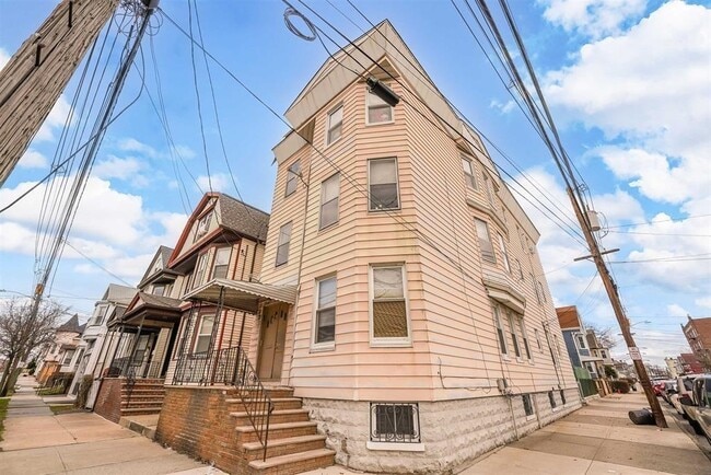 Building Photo - 65 Halstead St