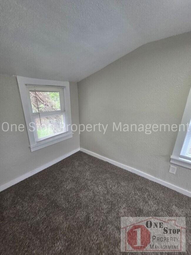 Building Photo - Beautiful 4 Bedroom 2 Bathroom in Kansas City!