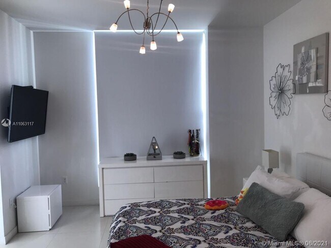 Building Photo - 300 S Biscayne Blvd