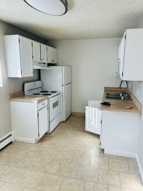 Step into this bright and modern kitchen, perfect for culinary creativity. - 5361 Delaware