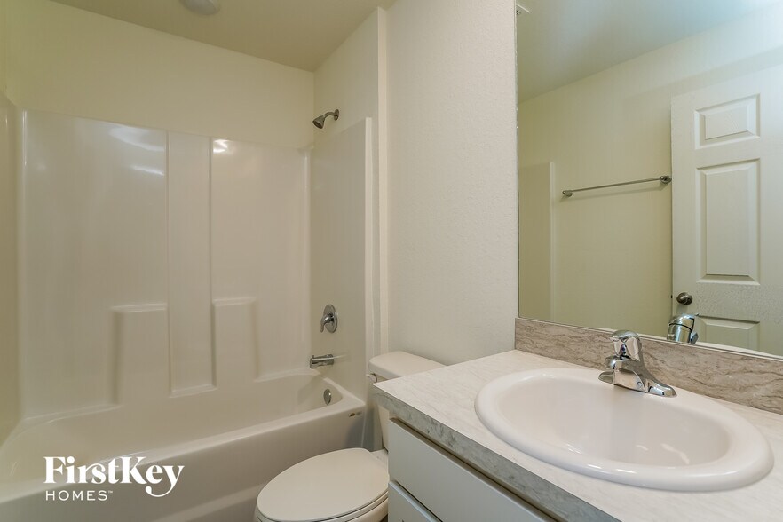 Building Photo - 2204 NE 22nd Pl