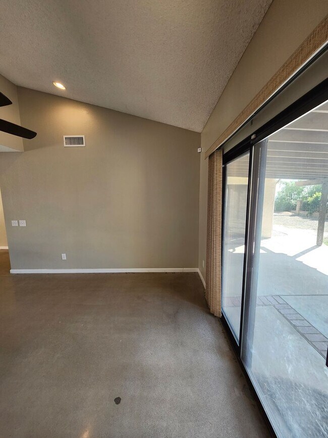 Building Photo - Charming Single-Story Home