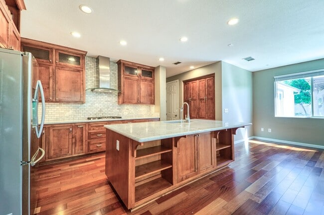 Building Photo - Stunning 4-Bedroom Home in Plumas Lake