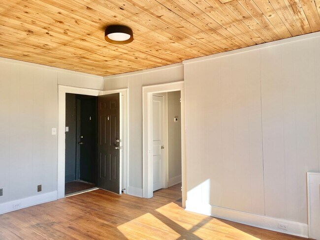 Building Photo - Centrally Located 1 bedroom 1 bath -  wate...