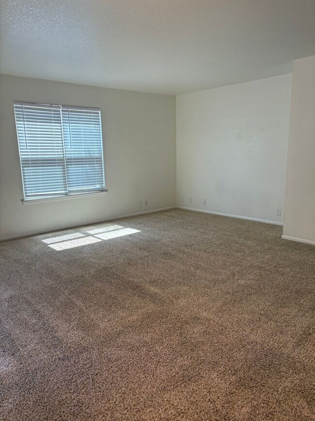 Building Photo - 1 Bedroom/1 Bathroom Off Barnes and Oro Blanco $1300