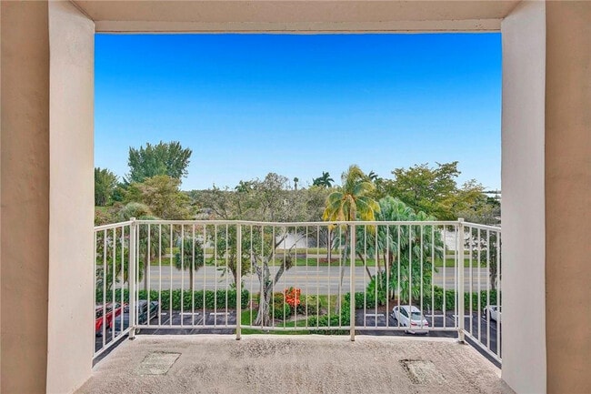 Building Photo - 3051 S Palm Aire Dr