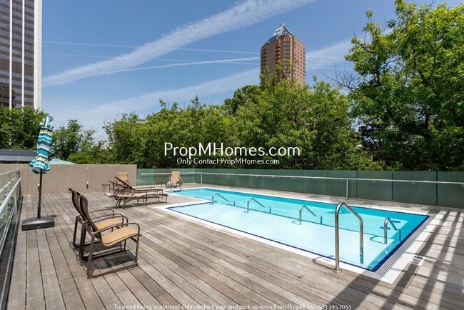 Building Photo - Luxurious Two Bedroom High-Rise Living at the Portland Plaza!