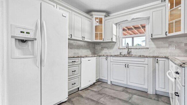 Building Photo - Beautiful S. Tampa 3BR/2BA remodeled home ...