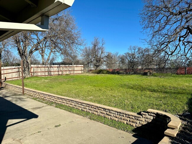 Building Photo - Charming Home with Open Floor Plan in West Redding