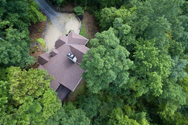 Building Photo - Beautiful Mountain home in Balsam Mountain Preserve Community $3500 a month with year-long lease