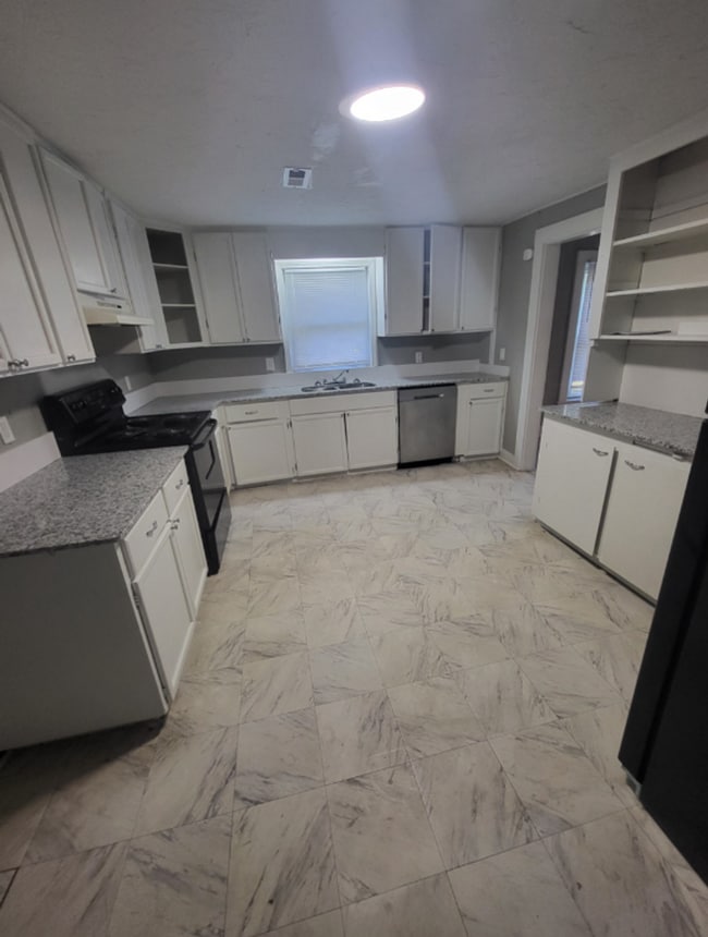 Building Photo - 3 bedroom, 1 bathroom home located in Jopl...