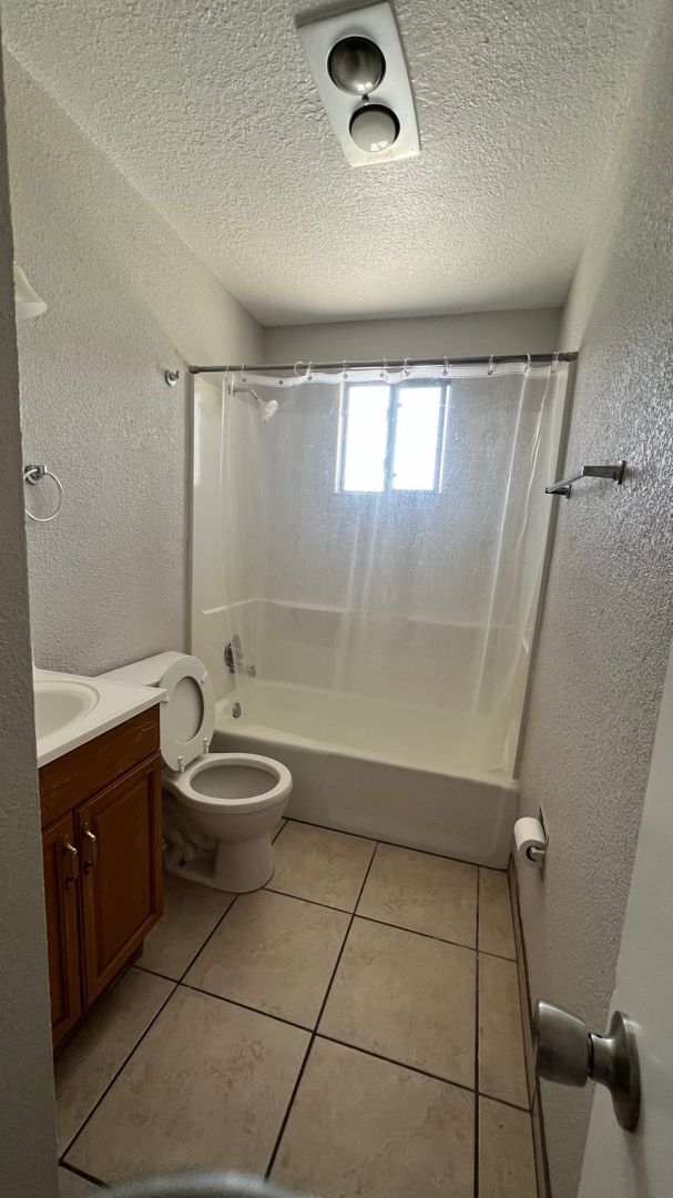 Building Photo - Beautiful home with 2 kitchens and 3 bedrooms and 2 bathrooms