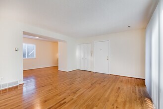 Building Photo - 4006-4008 Oak St