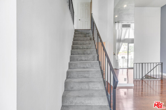 Building Photo - 815 N Las Palmas Ave