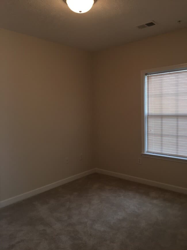 Building Photo - Large 3 Bedroom 1st Floor Condo in Ashley Park