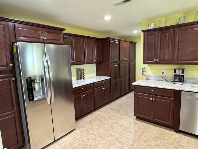 Building Photo - Fully Furnished Duplex ALL UTILITIES INCLUDED