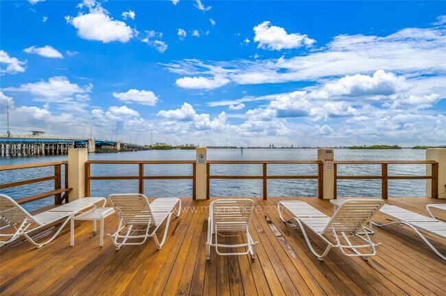 Building Photo - 7845 NE Bayshore Ct