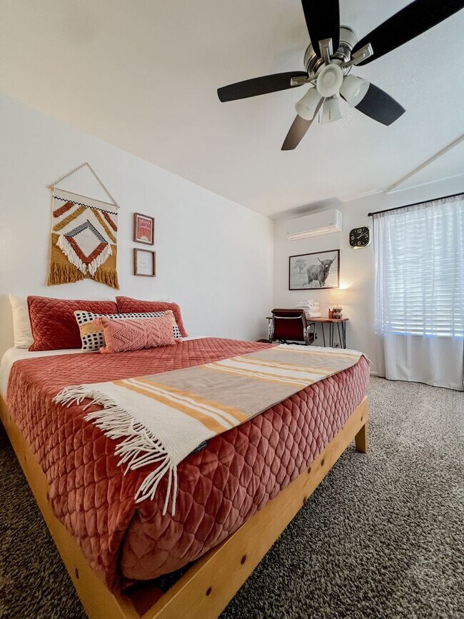 Building Photo - Fully Furnished 4 Bedroom in Sunmore Estat...
