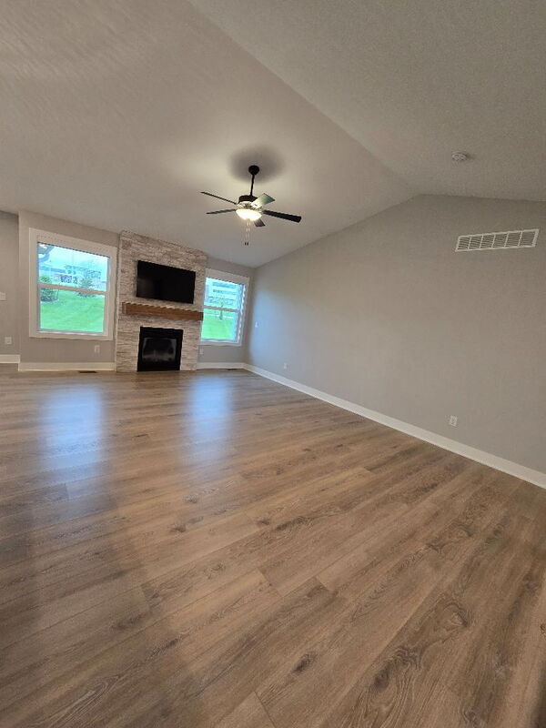 Building Photo - 300 SE Red Fern Dr
