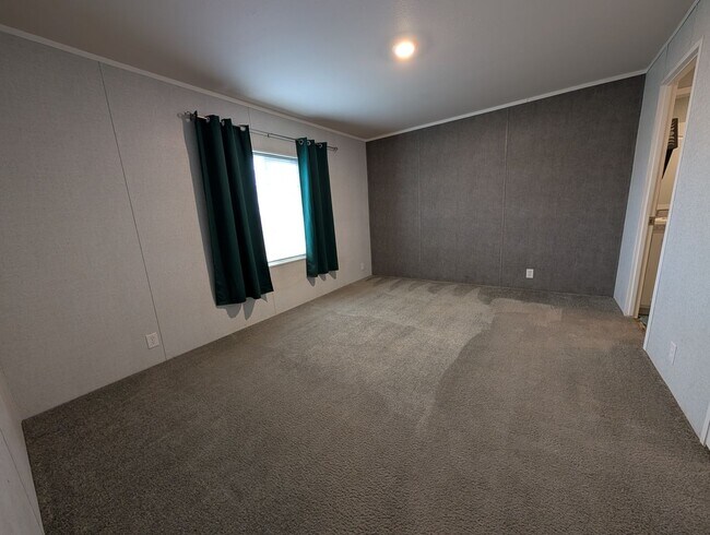 Building Photo - 820 Crest Dr