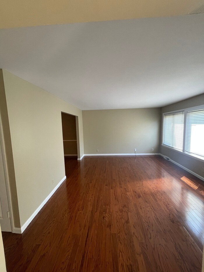 Building Photo - 6947 Highland Park Dr