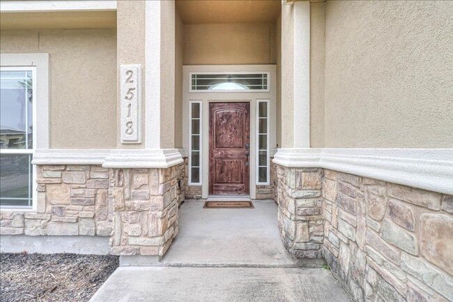 Building Photo - 2518 Date Palm Dr