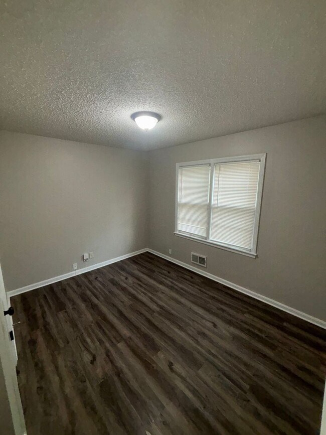 Building Photo - Charming 3 Bed, 1 Bath Home with 1-Car Garage in South Kansas City Location