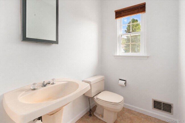 Building Photo - 46 Winterberry Cir