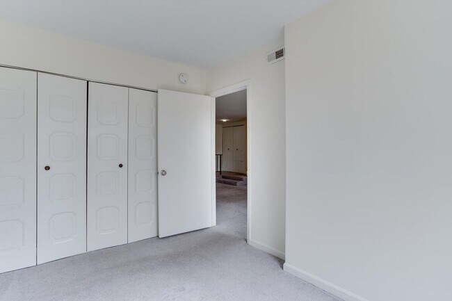 Building Photo - 2 Bedroom condo with Den in Annapolis