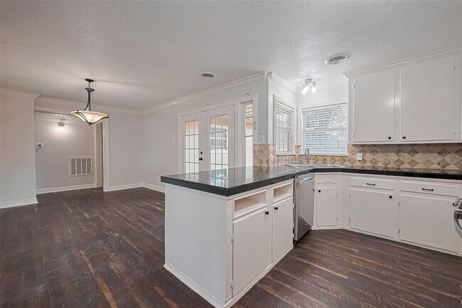 Building Photo - 8045 Ridgeview Dr