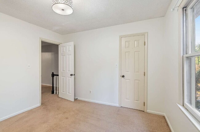 Building Photo - 3-Bed Spacious End Unit Townhouse