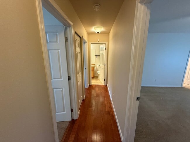 Building Photo - Beautiful Split-Entry 4 Bed 3 Bath Home Fully Fenced Yard