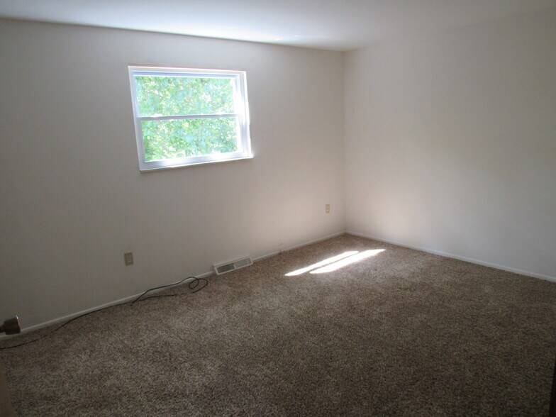 Building Photo - 124 Treeview Dr