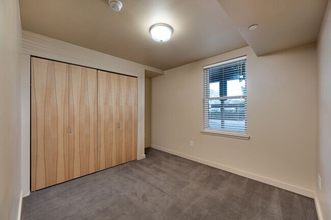 Building Photo - 228 S Cottonwood, Unit #110