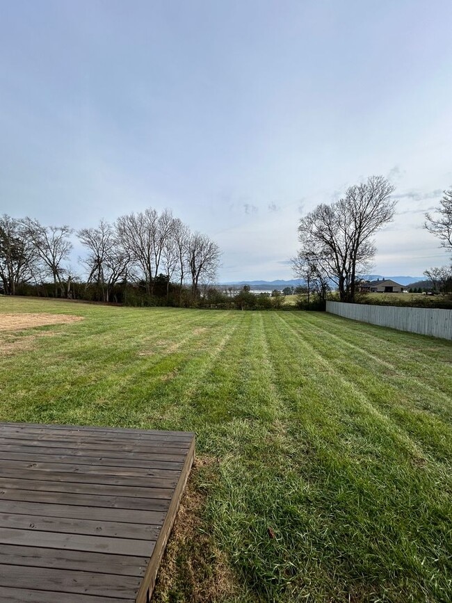 Building Photo - 310 Oak Vista Dr