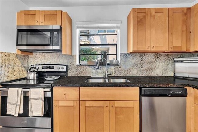 Building Photo - 836 W 40th St