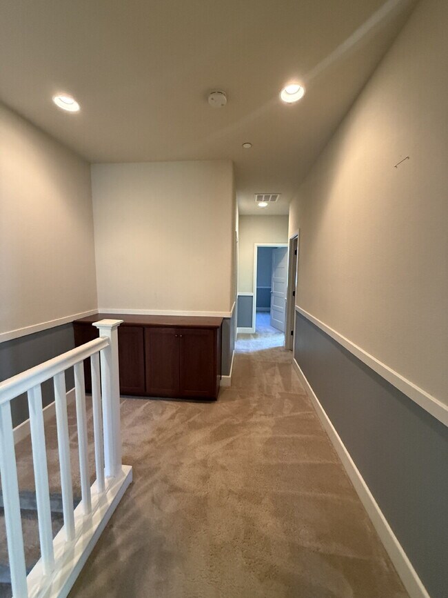 Building Photo - Gorgeous 4 Bed, 3.5 Bath End Unit Townhome in Perfect Dublin Location