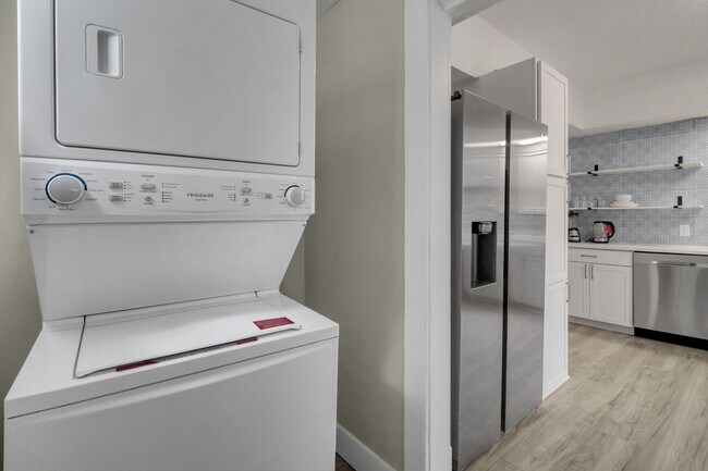 Building Photo - 570 Southwood Ave