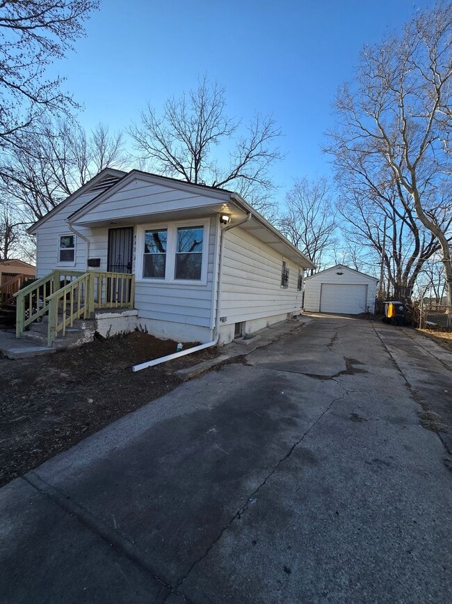 Building Photo - 3 bedroom with bonus extra room in basement fully rehabed